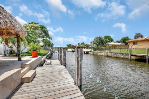 House in Plantation, Florida 5 bedrooms, 282.42 sq.m. № 1685766 - photo 2