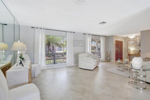 House in Plantation, Florida 5 bedrooms, 282.42 sq.m. № 1685766 - photo 10