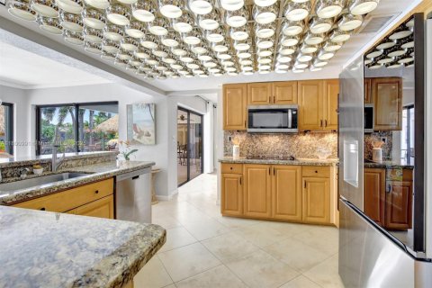 House in Plantation, Florida 5 bedrooms, 282.42 sq.m. № 1685766 - photo 15