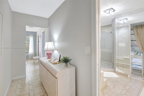 House in Plantation, Florida 5 bedrooms, 282.42 sq.m. № 1685766 - photo 24