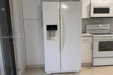 Condo in Miami, Florida, 3 bedrooms  № 2353645 - photo 2