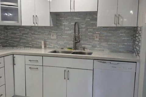 Condo in Miami, Florida, 3 bedrooms  № 2353645 - photo 4