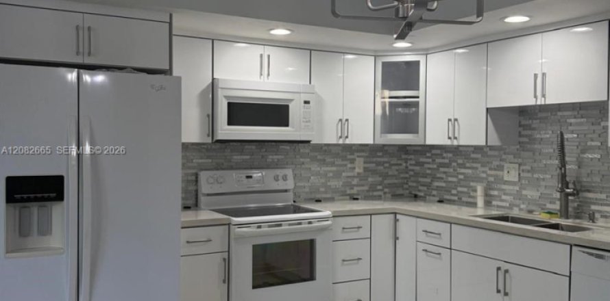 Condo in Miami, Florida, 3 bedrooms  № 2353645