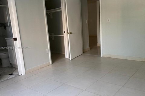 Condo in Miami, Florida, 3 bedrooms  № 2353645 - photo 11