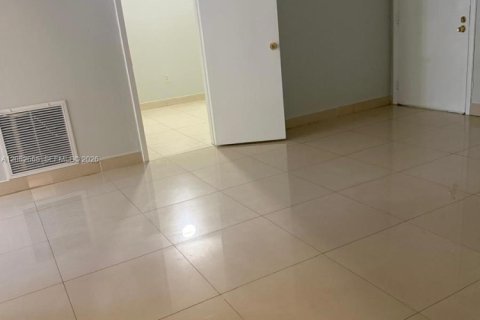 Condo in Miami, Florida, 3 bedrooms  № 2353645 - photo 9