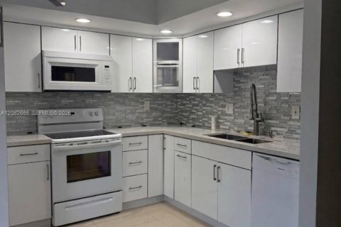 Condo in Miami, Florida, 3 bedrooms  № 2353645 - photo 3