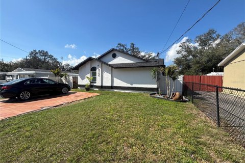 House in Tampa, Florida 3 bedrooms, 166.11 sq.m. № 1718034 - photo 1