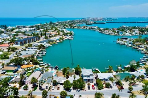 House in Indian Rocks Beach, Florida 2 bedrooms, 101.45 sq.m. № 1653998 - photo 1