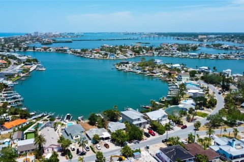 House in Indian Rocks Beach, Florida 2 bedrooms, 101.45 sq.m. № 1653998 - photo 13