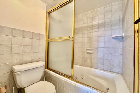 Снять в аренду кондоминиум в Бока-Ратон, Флорида 4 комнаты, 89м2, № 2270183 - фото 18