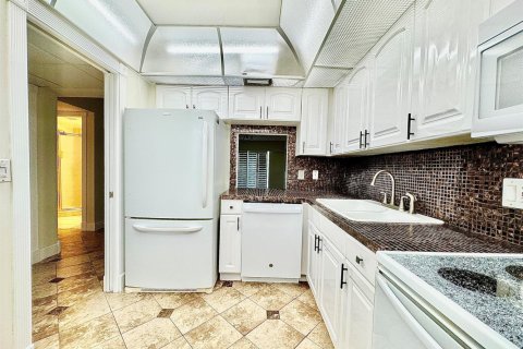 Снять в аренду кондоминиум в Бока-Ратон, Флорида 4 комнаты, 89м2, № 2270183 - фото 12