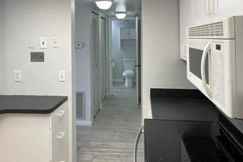 Condo in Saint Petersburg, Florida, 1 bedroom  № 1888455 - photo 13