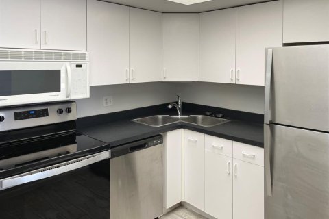 Condo in Saint Petersburg, Florida, 1 bedroom  № 1888455 - photo 3