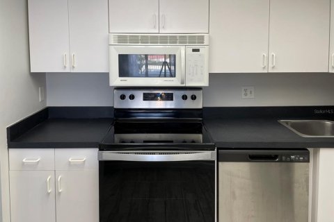 Condo in Saint Petersburg, Florida, 1 bedroom  № 1888455 - photo 12