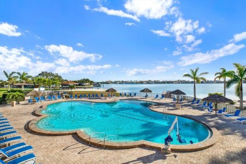 Condo in Saint Petersburg, Florida, 1 bedroom  № 1888455 - photo 21