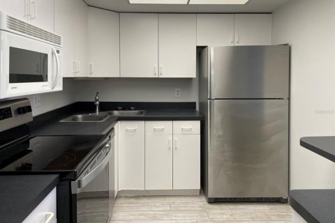 Condo in Saint Petersburg, Florida, 1 bedroom  № 1888455 - photo 2