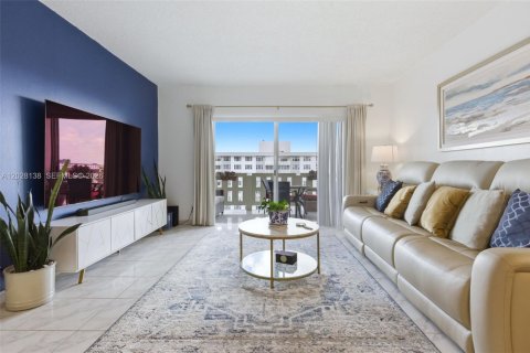 Condominio en Hollywood, Florida, 2 dormitorios  № 2084900