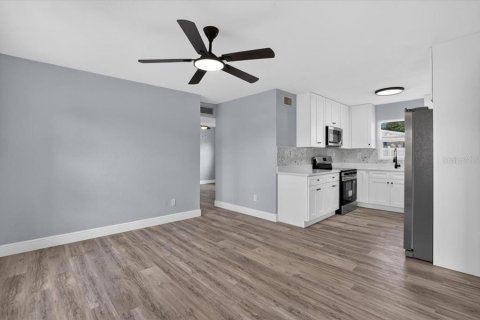 House in Saint Petersburg, Florida 2 bedrooms, 95.78 sq.m. № 2393978 - photo 4