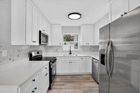 House in Saint Petersburg, Florida 2 bedrooms, 95.78 sq.m. № 2393978 - photo 7