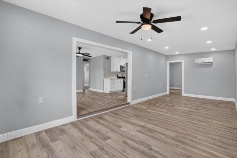 House in Saint Petersburg, Florida 2 bedrooms, 95.78 sq.m. № 2393978 - photo 12