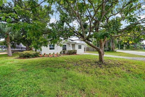 House in Saint Petersburg, Florida 2 bedrooms, 95.78 sq.m. № 2393978 - photo 3
