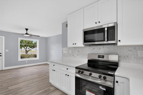 House in Saint Petersburg, Florida 2 bedrooms, 95.78 sq.m. № 2393978 - photo 10