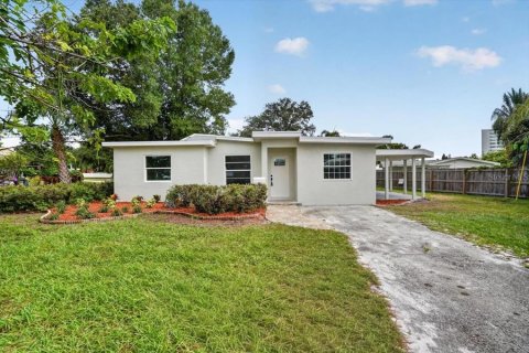 House in Saint Petersburg, Florida 2 bedrooms, 95.78 sq.m. № 2393978