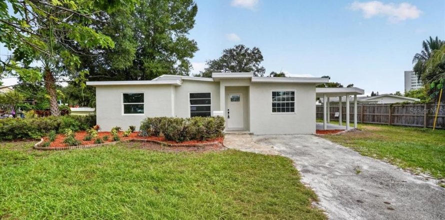 House in Saint Petersburg, Florida 2 bedrooms, 95.78 sq.m. № 2393978