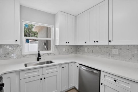 House in Saint Petersburg, Florida 2 bedrooms, 95.78 sq.m. № 2393978 - photo 9