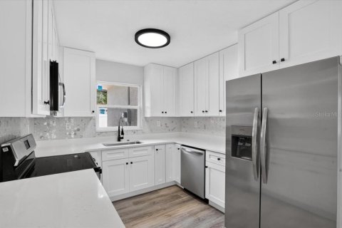 House in Saint Petersburg, Florida 2 bedrooms, 95.78 sq.m. № 2393978 - photo 8