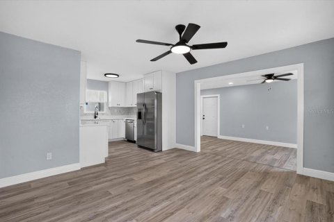 House in Saint Petersburg, Florida 2 bedrooms, 95.78 sq.m. № 2393978 - photo 5