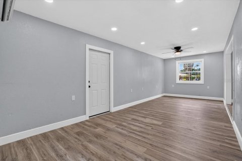 House in Saint Petersburg, Florida 2 bedrooms, 95.78 sq.m. № 2393978 - photo 13