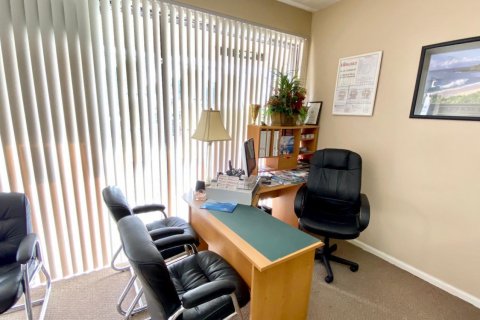 Commercial property in Lantana, Florida № 2169880 - photo 3