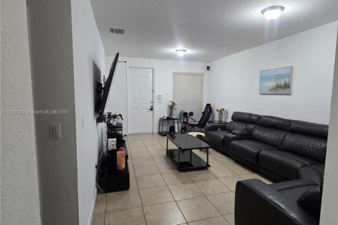 Townhouse in Homestead, Florida 4 bedrooms, 161.28 sq.m. № 1706205 - photo 2