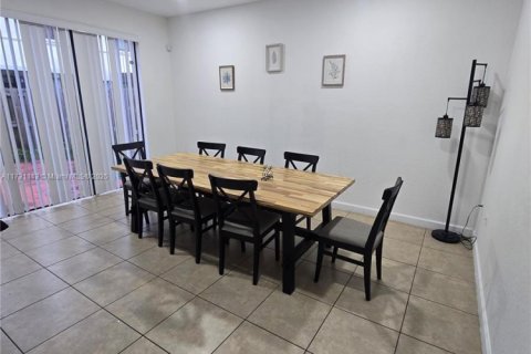 Townhouse in Homestead, Florida 4 bedrooms, 161.28 sq.m. № 1706205 - photo 3