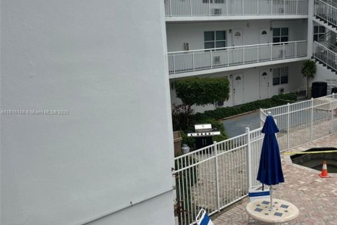Condo in Deerfield Beach, Florida, 1 bedroom  № 1768726 - photo 12