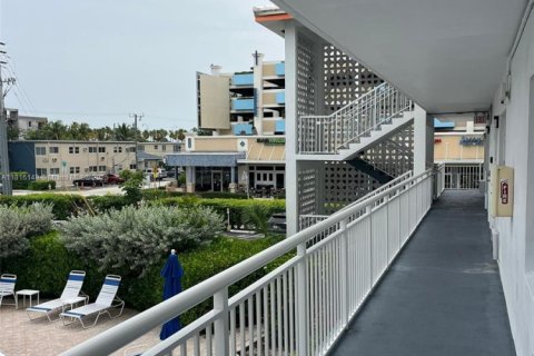 Condo in Deerfield Beach, Florida, 1 bedroom  № 1768726 - photo 11