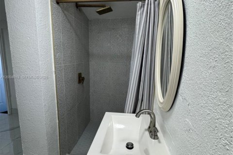 Commercial property in Miami, Florida 176.51 sq.m. № 2068627 - photo 4