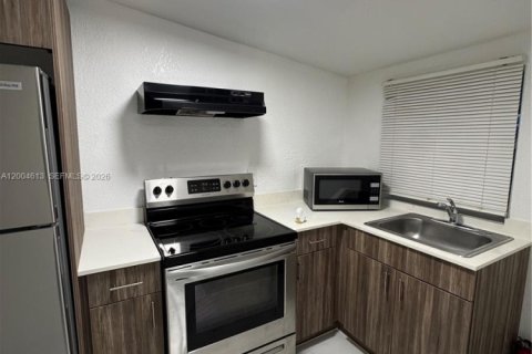 Commercial property in Miami, Florida 176.51 sq.m. № 2068627 - photo 3