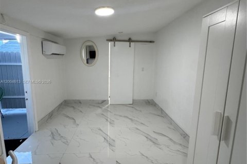 Commercial property in Miami, Florida 176.51 sq.m. № 2068627 - photo 2