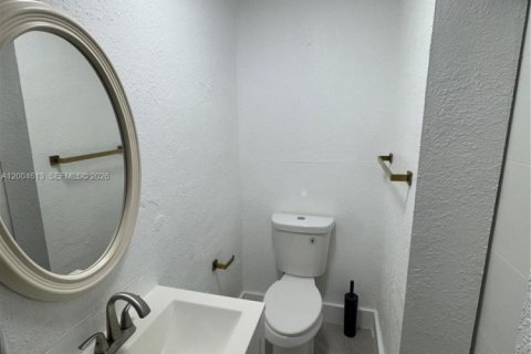 Commercial property in Miami, Florida 176.51 sq.m. № 2068627 - photo 5