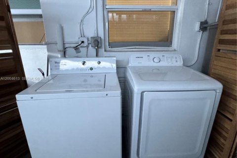 Commercial property in Miami, Florida 176.51 sq.m. № 2068627 - photo 8