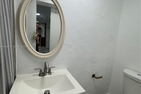 Commercial property in Miami, Florida 176.51 sq.m. № 2068627 - photo 7