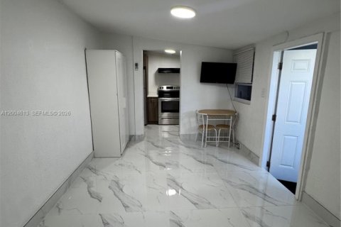 Commercial property in Miami, Florida 176.51 sq.m. № 2068627