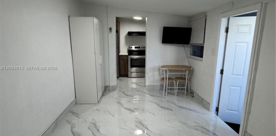 Commercial property in Miami, Florida 176.51 sq.m. № 2068627