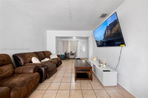 Villa ou maison à vendre à Miami, Floride: 3 chambres, 111.11 m2 № 1973401 - photo 29