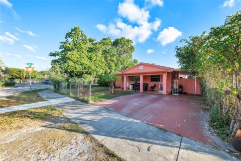 Villa ou maison à vendre à Miami, Floride: 3 chambres, 111.11 m2 № 1973401 - photo 12