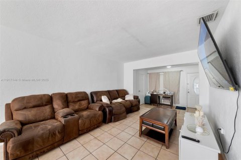 Villa ou maison à vendre à Miami, Floride: 3 chambres, 111.11 m2 № 1973401 - photo 28