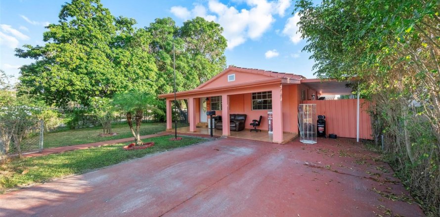 Villa ou maison à Miami, Floride 3 chambres, 111.11 m2 № 1973401