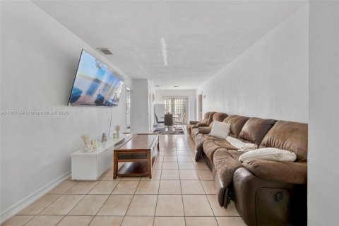 Villa ou maison à vendre à Miami, Floride: 3 chambres, 111.11 m2 № 1973401 - photo 23
